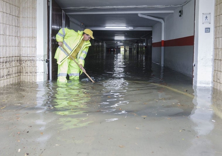 Sacar coches de garajes, ascensores en pisos altos o colocar barreras, los consejos de Algemesí ante el temporal de lluvias